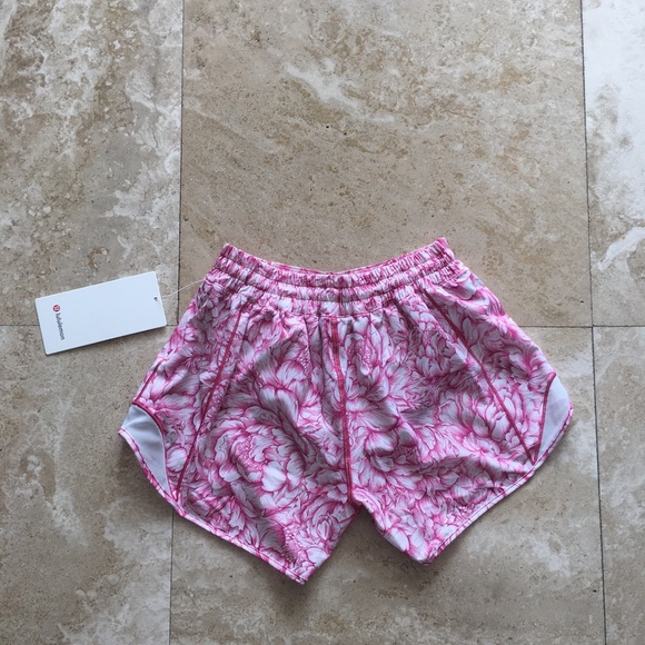 NWT Lululemon Hotty hot shorts 4" - Picture 2 of 3